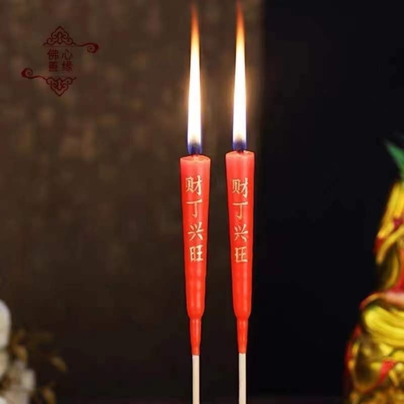 Velas de pies rojos de Chaoshan ofrecen velas de palo de bambú de Buda en el Festival de Qingming para ofrecer a Bodhisattva