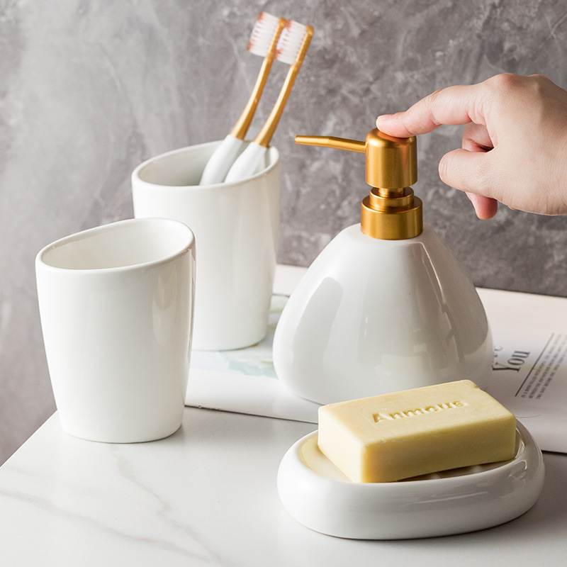 Amazon cerámica simple baño set de baño decoración artículos de baño baño cuatro piezas set de enjuague