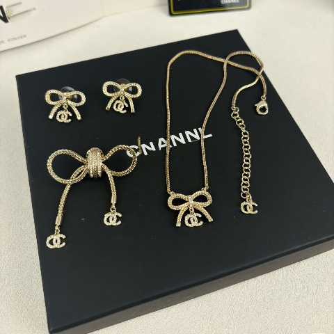 25K Chanel-Style Double C Rhinestone Snake Bone Chain Bow Brooch, Chanel-Inspired Fashion Light Luxury Temperament Brooch for Women