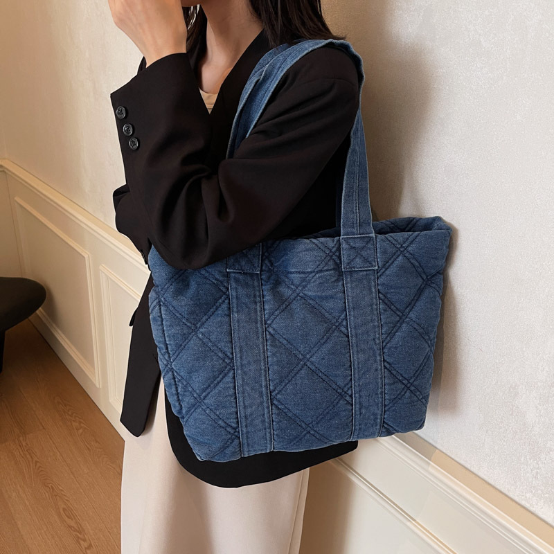 capacious shoulder bag