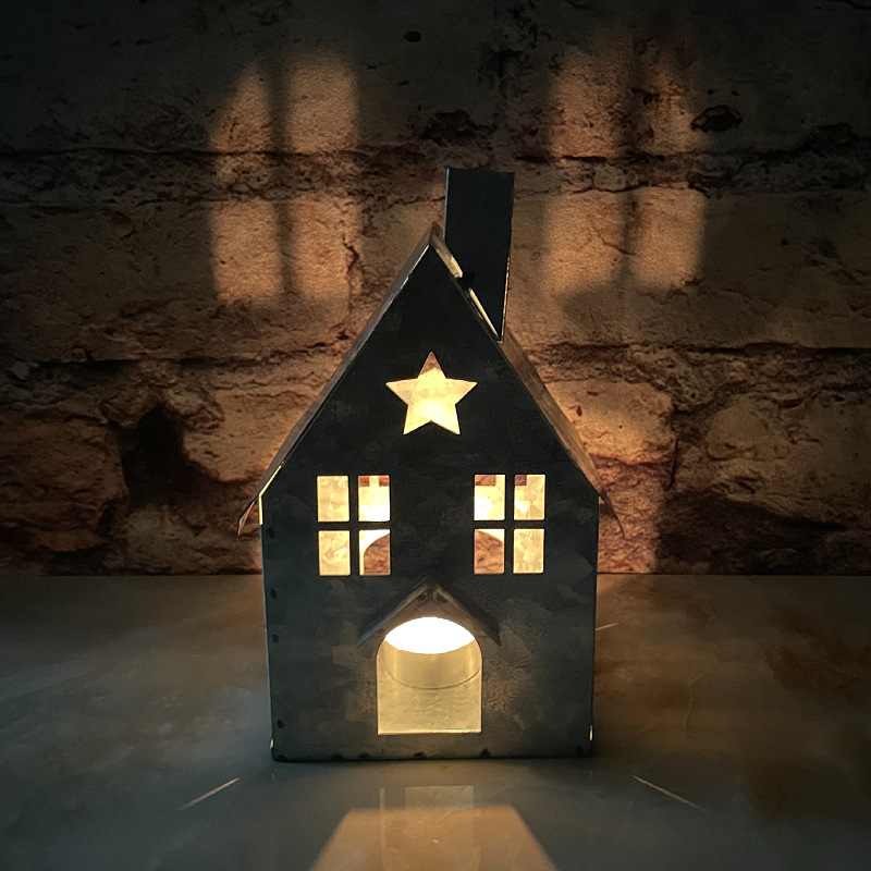 Transfronterizo Nordic rural pequeña casa de hierro forjado candelabro de vacaciones de Navidad Decoración Retro antigua artesanía decoración del hogar