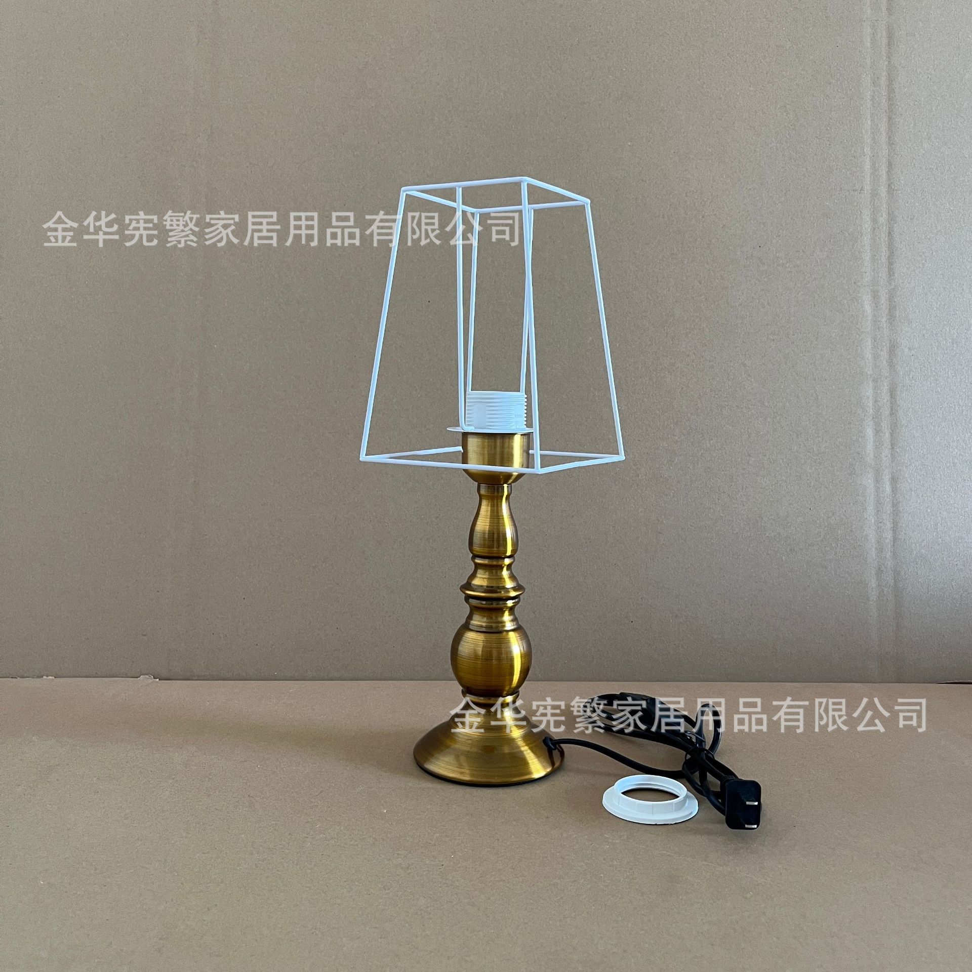 Estilo europeo de lujo ligero retro dorado antiguo calabaza de cobre base de metal marco de hierro combinación E27 con lámpara de mesa retro casera DIY