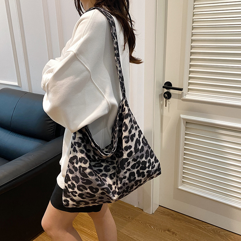 Bolso de lona de leopardo para mujeres 2024 nuevo estilo coreano estilo académico bolso de mano de hombro casual de gran capacidad bolsa de mano