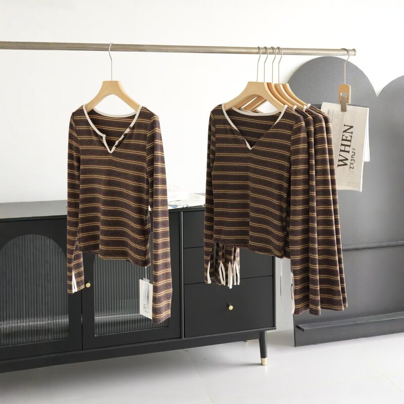 Brown striped V-neck long-sleeved T-shirt with horn buttons for women, autumn and winter color-blocked Henley collar slim-fit base top Brown striped V-neck long-sleeved T-shirt with horn buttons for women, autumn and winter color-blocked Henley collar slim-fit base top