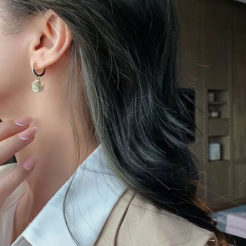 1 Pair Fairy Style Flower Inlay Alloy Cat's Eye Stone Rhinestones Drop Earrings display picture 4