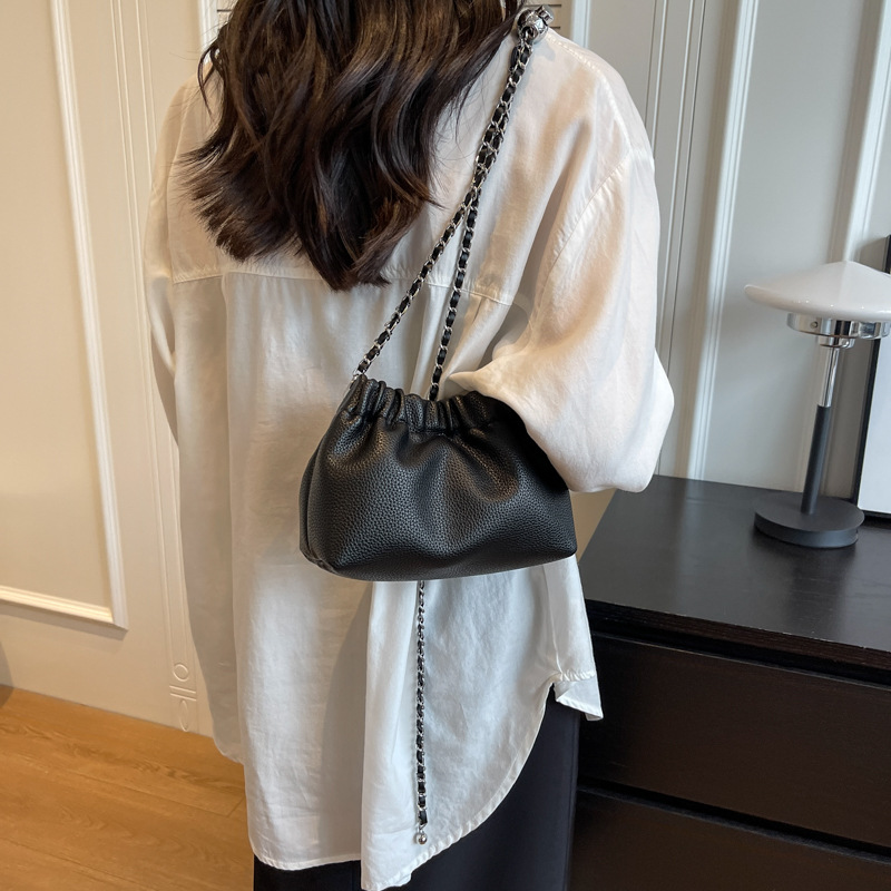 Bolso popular de este año bolso de mujer 2023 nuevo diseño de nicho bolso de hombro de la cadena textura versátil bolso de cubo popular