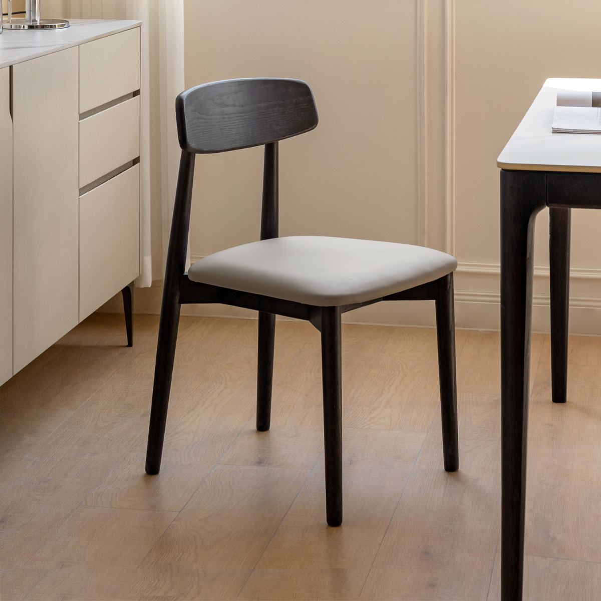 Silla de comedor de madera maciza medieval silla de respaldo simple negra silla de comedor casera silla de escritorio casual taburete de paquete suave