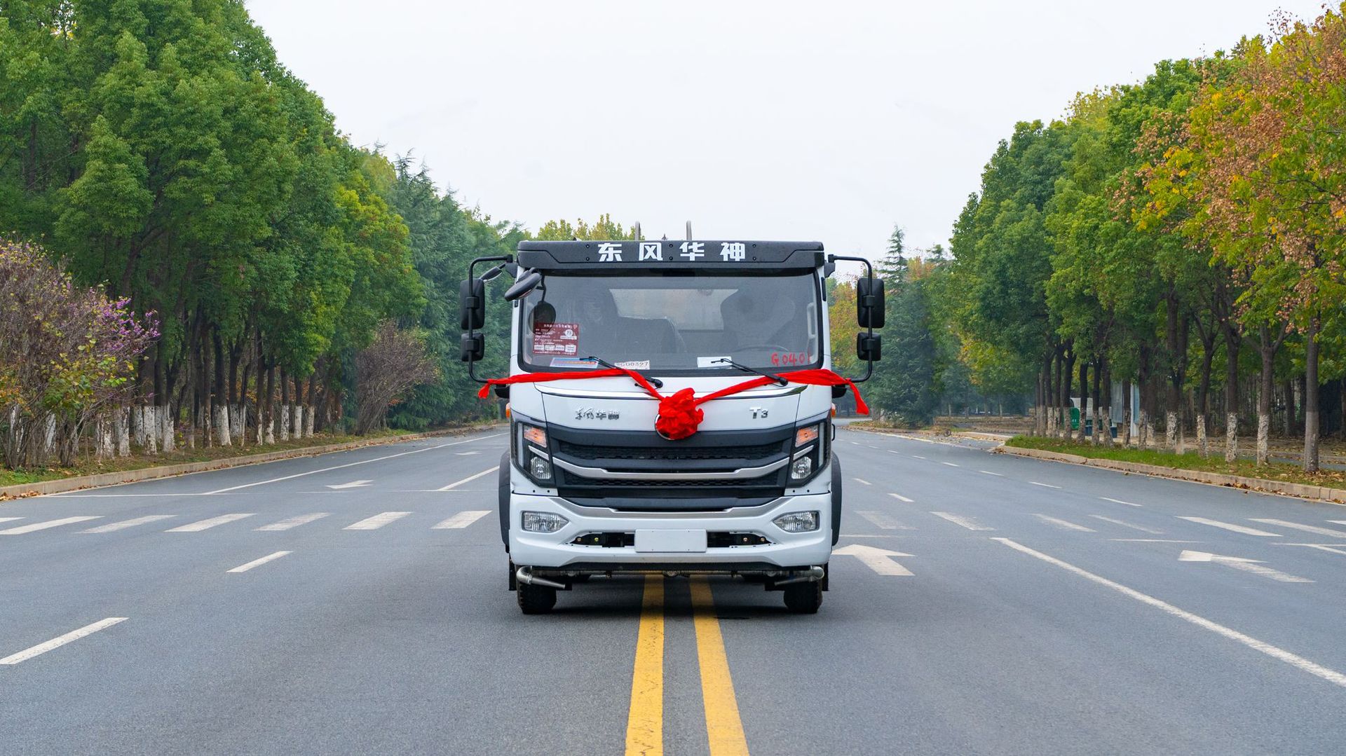 Dongfeng Huashen T3 Spray Sprinkler Truck 9 Cubic Meters, Dust Reduction Spray Truck for Construction Sites, Landscaping Spray Truck