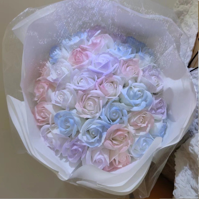 인터넷 연예인을 축하하기 위해 33개의 삼색 무지개가 끈 조명을 보냅니다.