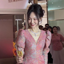 小众设计唐嫣明星同款穿搭粉色V领印波点泡泡袖高冷御姐风连衣裙