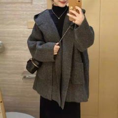 ネットの赤い郭の形の帽子の厚いポケットの大きいサイズのニットのカーディガンの女性の韓系のデザイン感の小さい大衆のセーターのコートを生放送します。