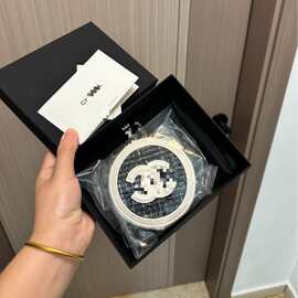 小香25新生日礼增Vic高级会员迷你圆饼包零钱包耳机包挂件带礼盒