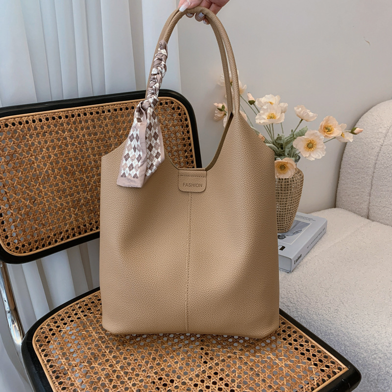 Bolsas de gran capacidad retro de aire extranjero para mujeres 2024 nueva moda bolsas de brazo de hombro universal bolsas de cubo de transporte