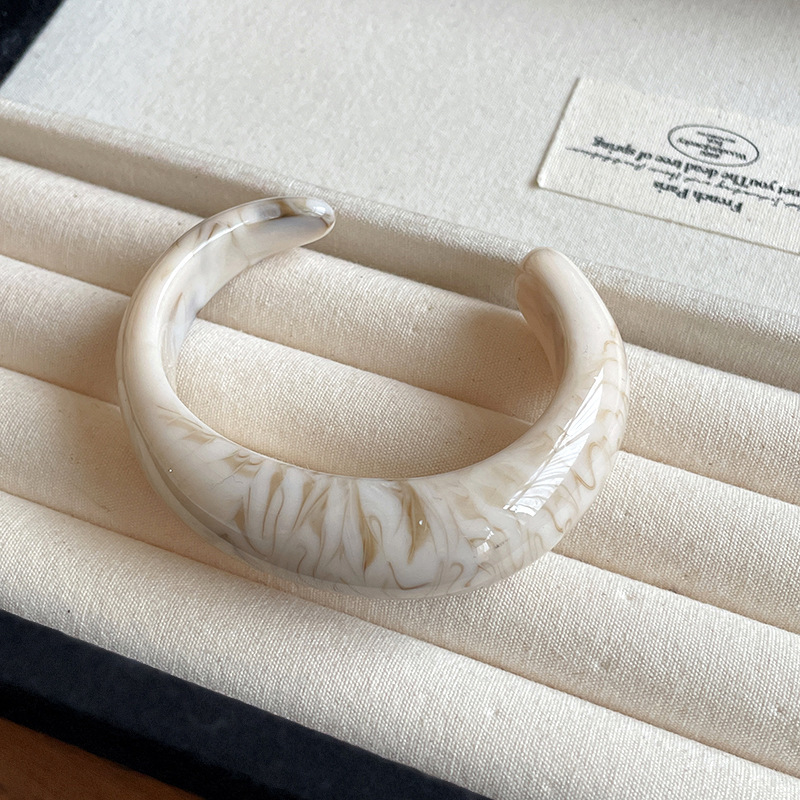 Pulsera de apertura geométrica florecientes de acrílico pulsera retro de todo fósforo de nicho, joyería de moda de alta gama de lujo ligero al por mayor