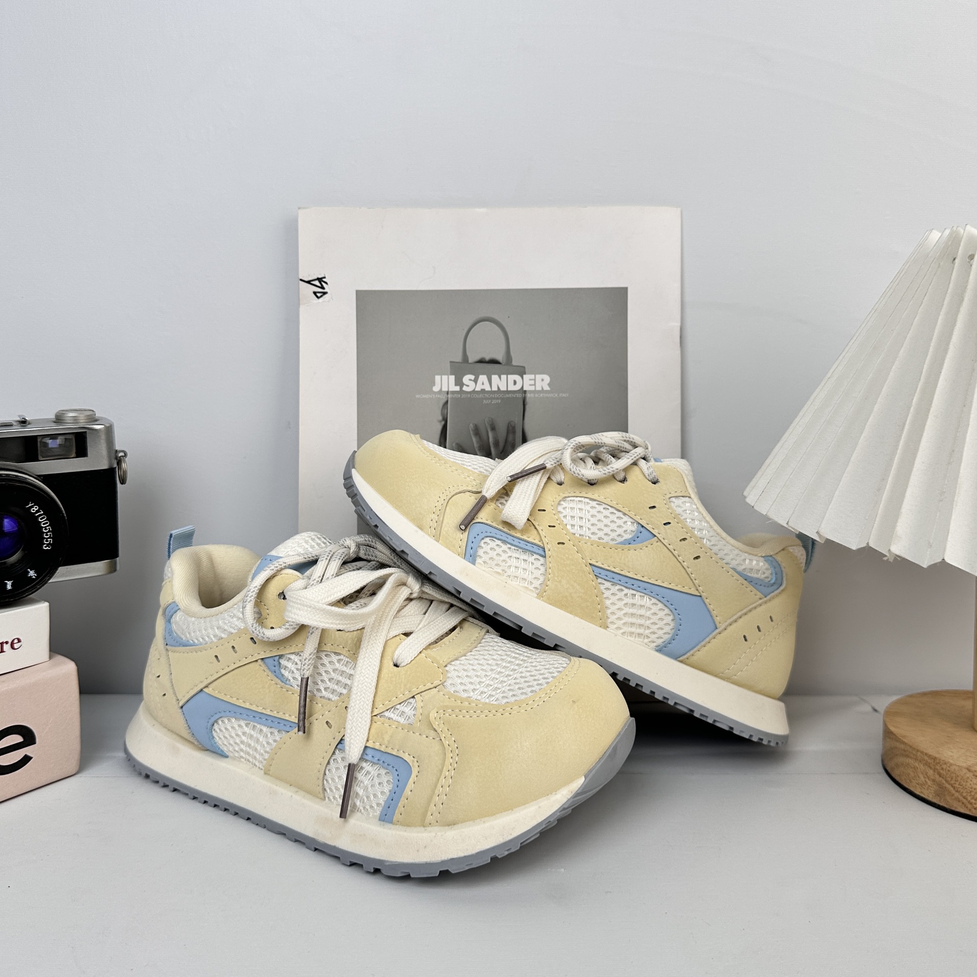 Yuanbo versátil zapatos deportivos casuales para mujeres 2025 nuevos zapatos de skate de otoño zapatos de mujer con suela gruesa zapatos blancos pequeños zapatos Gump