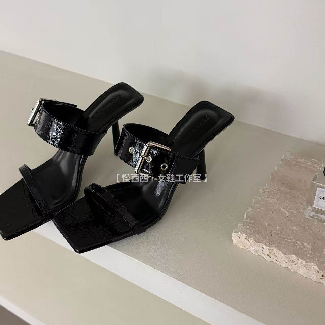 Qianyiya ayollar uchun yangi qora kvadrat oyoqli stiletto flip-floplari koreys modasi ko'p qirrali sirpanmaydigan baland poshnali sandallar