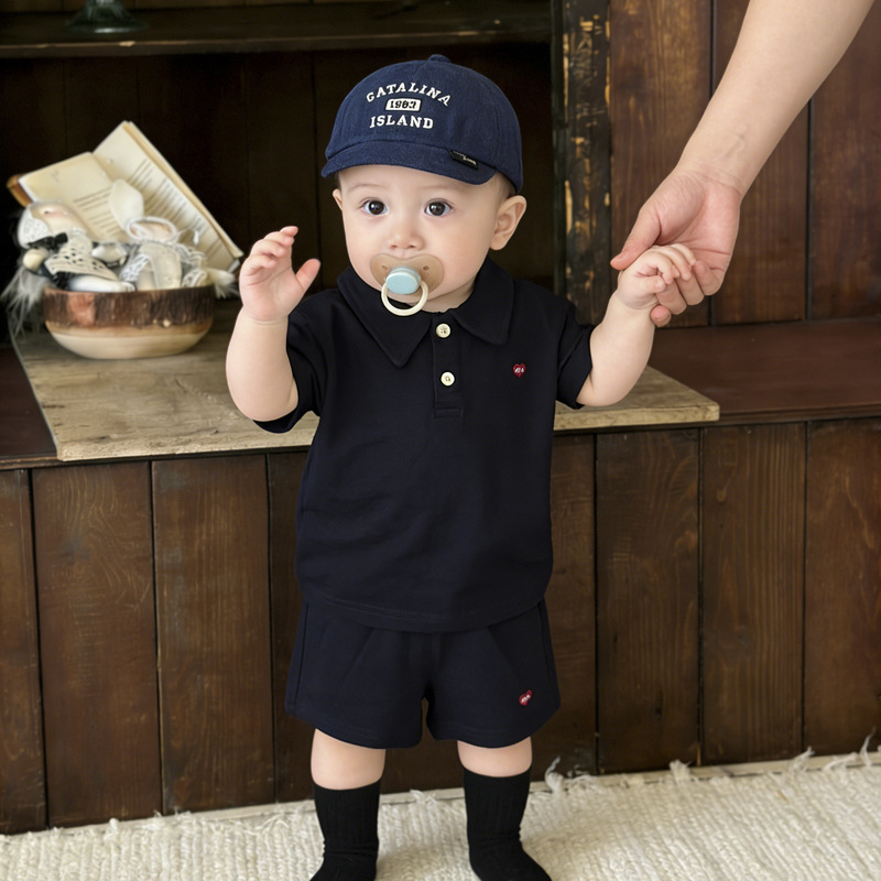 Polo bébé tendance et stylé, collection été 2026. Ensemble deux pièces : polo à manches courtes et pantalon._voghion.com