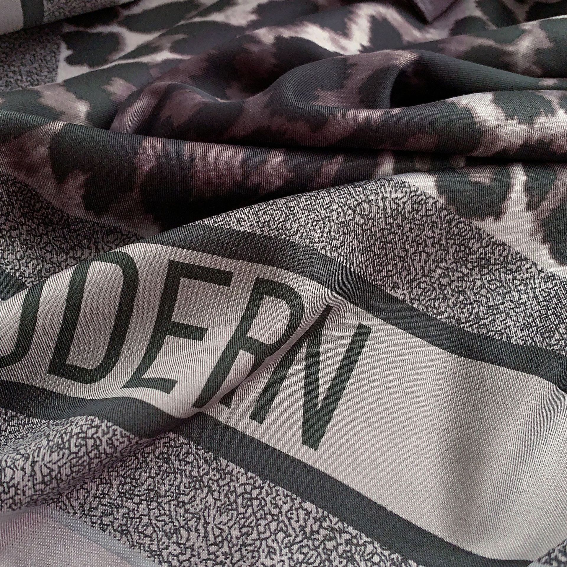 Moda europea y americana estampado de leopardo popular 90 bufanda cuadrada primavera y verano decoración camisa a juego corbata Socialite temperamento chal para mujeres