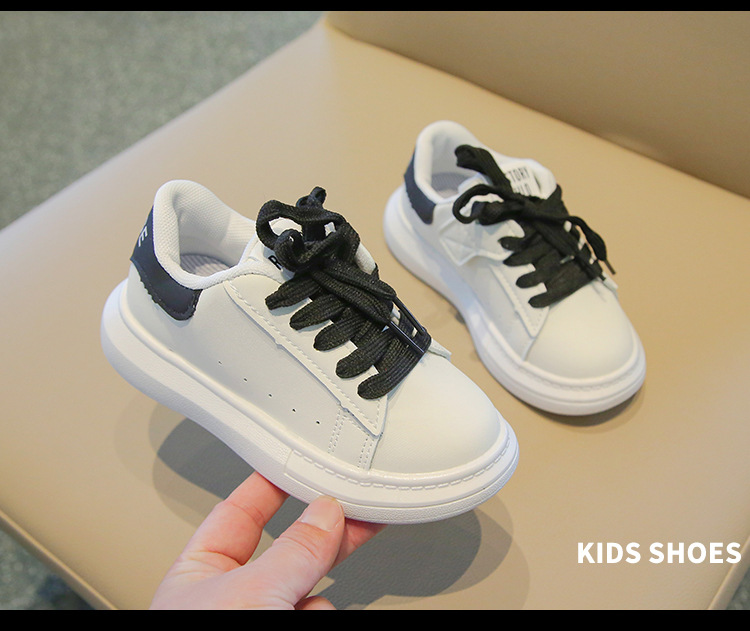 Koreanische Version von lässigen Boardschuhen, große Jungen und Mädchen, kleines Weiß mit dicken Sohlen, neue Kinderschuhe für Frühjahr 2024_voghion.com
