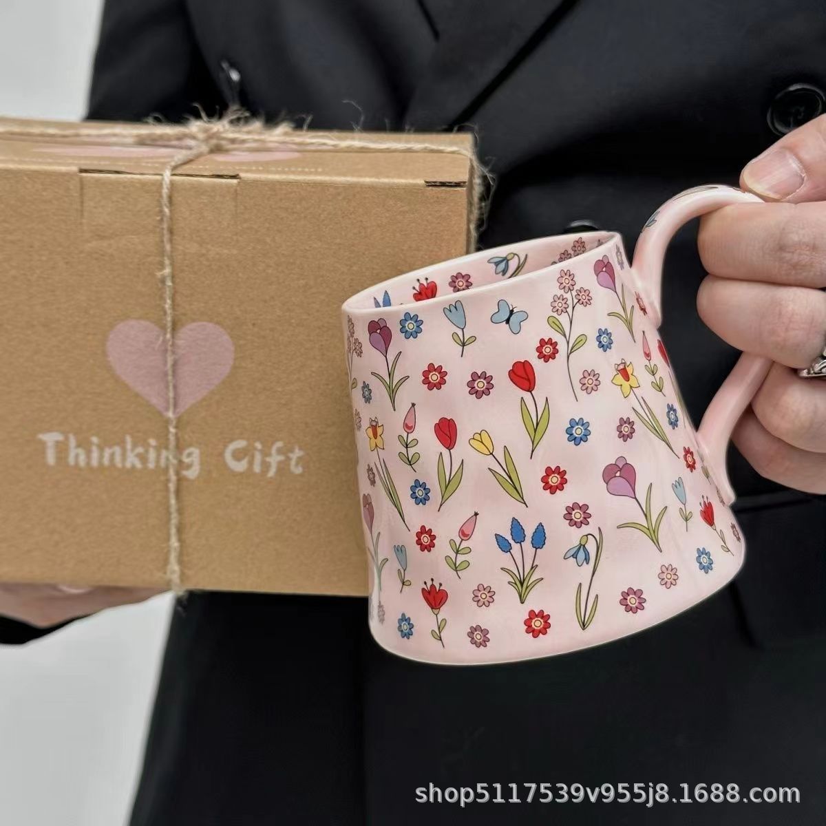 Taza de alta calidad de lujo ligera flor de dibujos animados taza de cerámica de alta capacidad taza de café de alto valor de cara taza de agua regalo