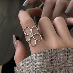 小衆のデザインはデイジーの花の指輪を誇張しています。女性はシンプルで高級感があります。