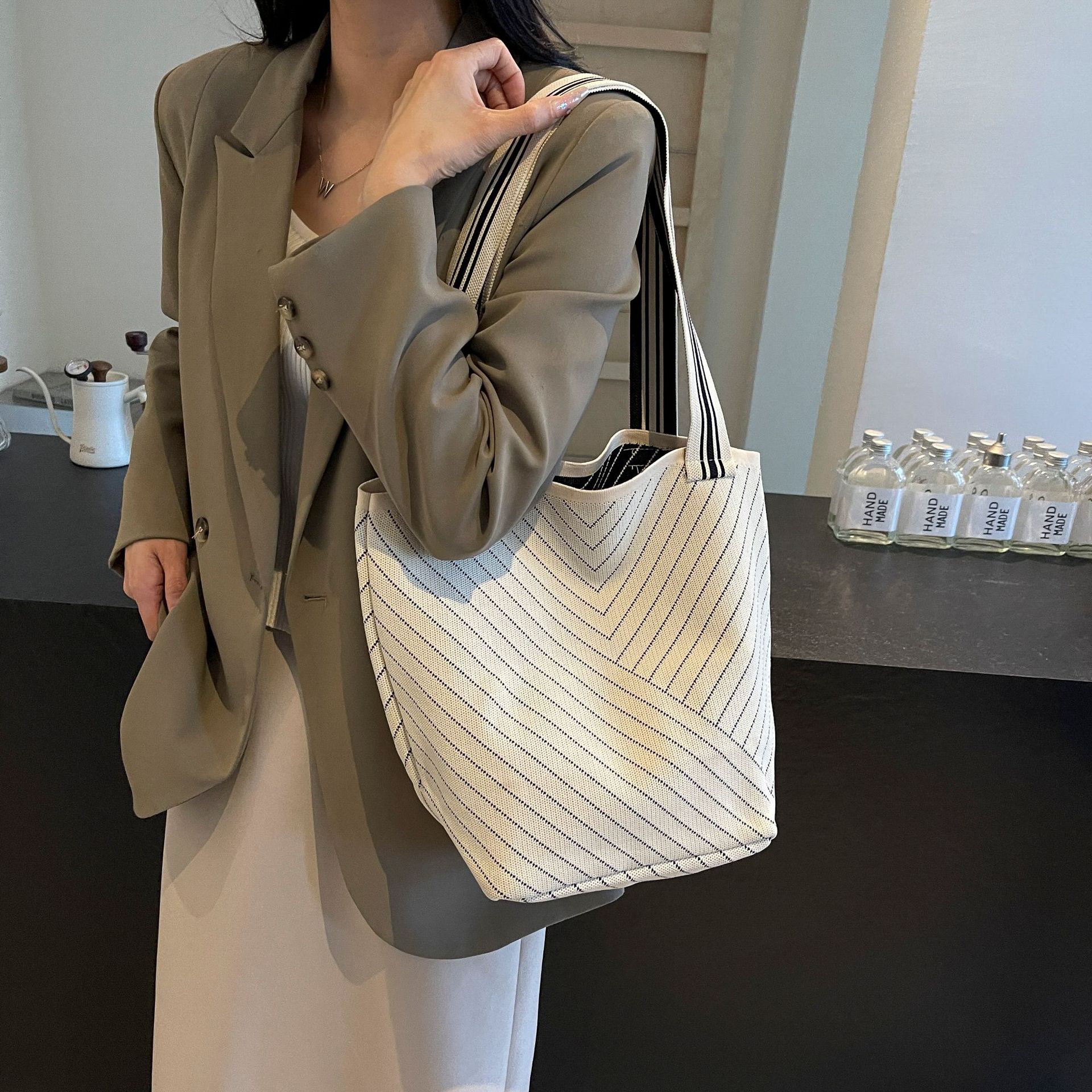 Knitted single-shoulder bag 2024 Tote new style bag for women, large-capacity hand-held commuting shopping bag, bucket, versatile wholesale Item Picture