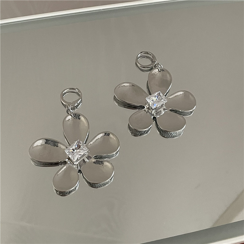 Korean design niche fashion exaggerated big flower earrings with diamonds trendy metal earringspicture4