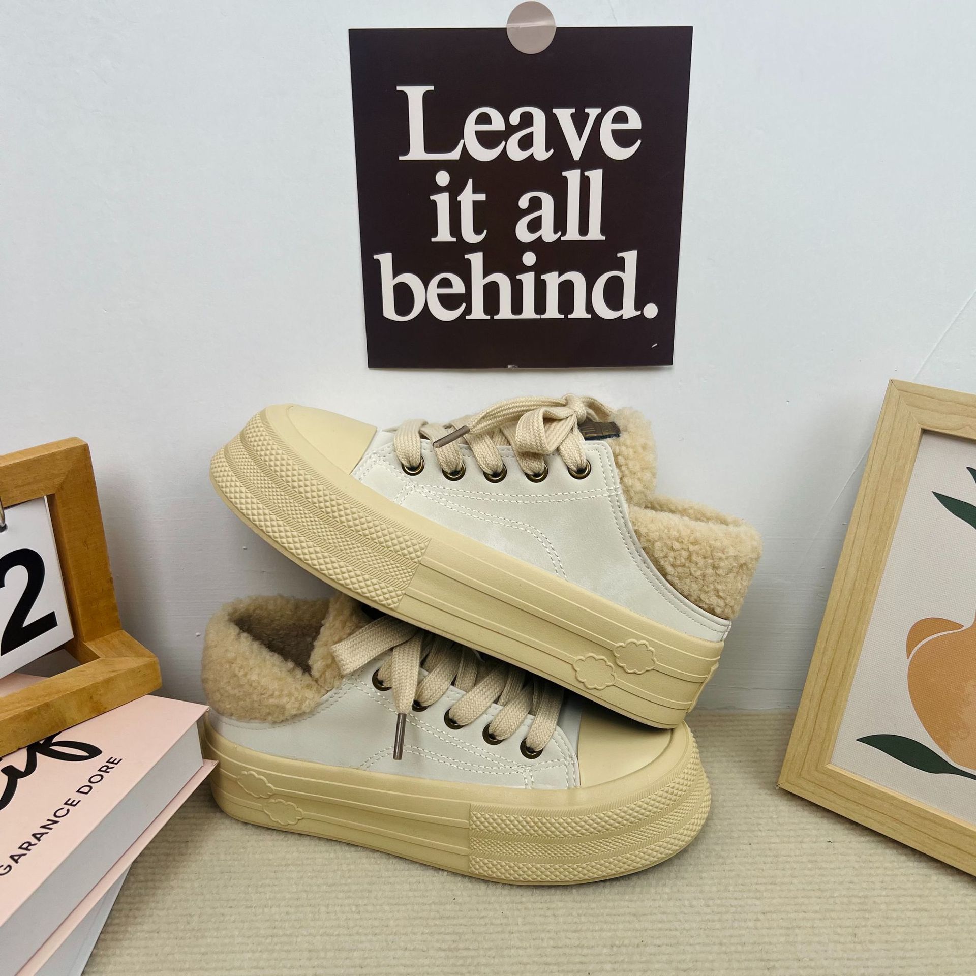 Zapatos blancos de paso con forro polar de invierno para mujeres 2023 nuevos zapatos de lona cálidos bajos para mujeres estilo coreano zapatos de algodón Harajuku de todo fósforo