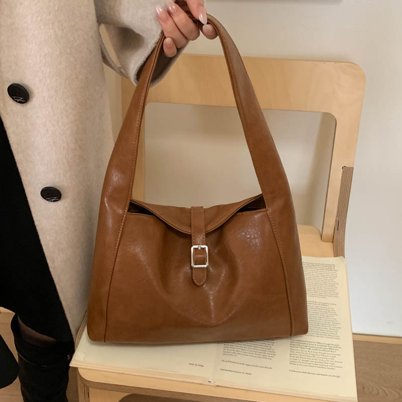Luz de lujo retro cuero suave bolsas de brazo mujeres otoño / invierno 2025 nueva gran capacidad simple bolsas de hombro bolsas de mano