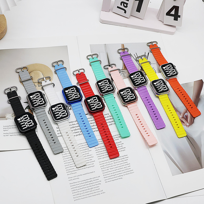 Ventas transfronterizas calientes LED reloj electrónico nocturna galvanizado lámpara blanca digital simple moda estudiantes hombres y mujeres reloj cuadrado