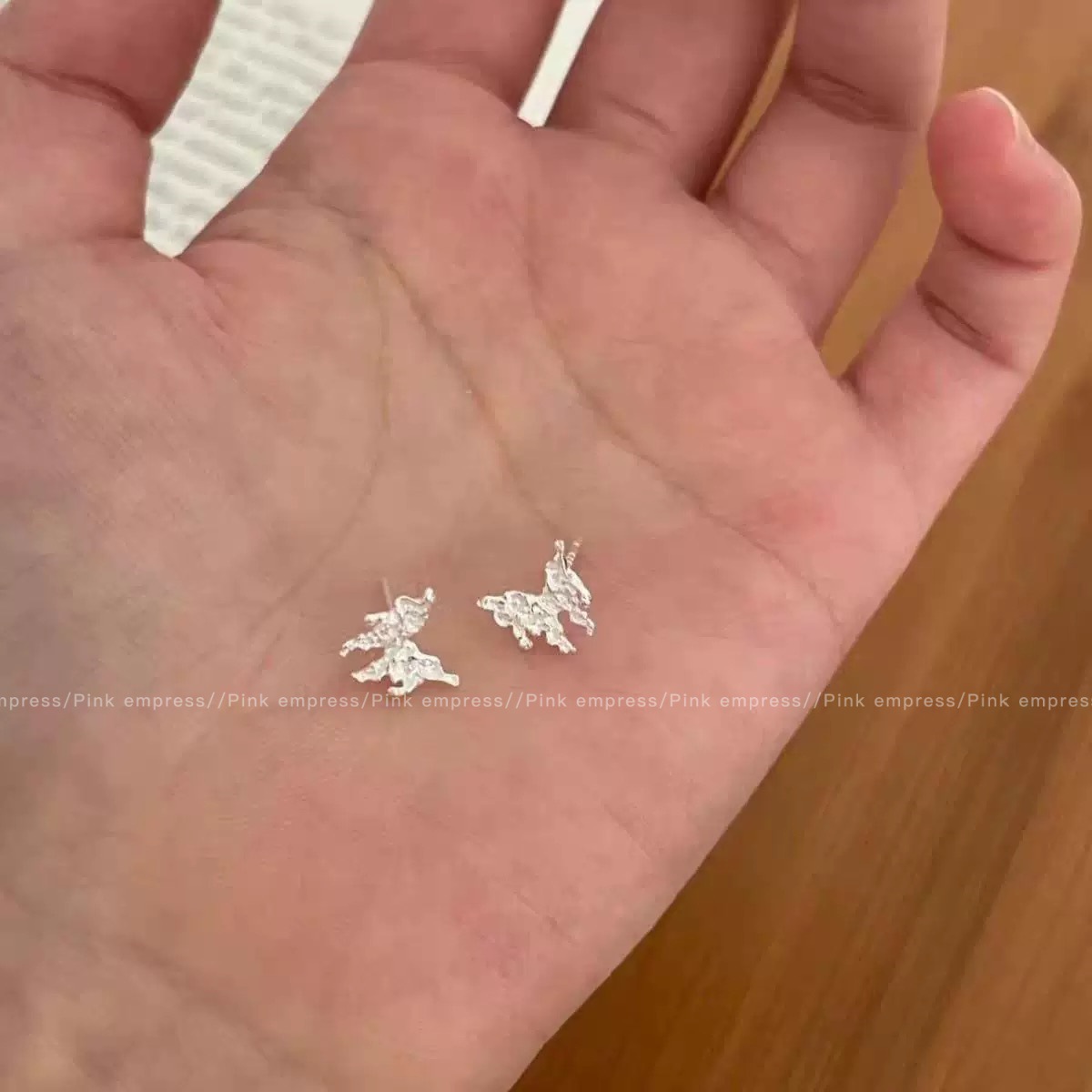 Pendientes de aro lisos para mujer, lujo ligero, pendientes de alta gama, pendientes populares, aretes de diseño exclusivo, aretes de otoño e invierno al por mayor