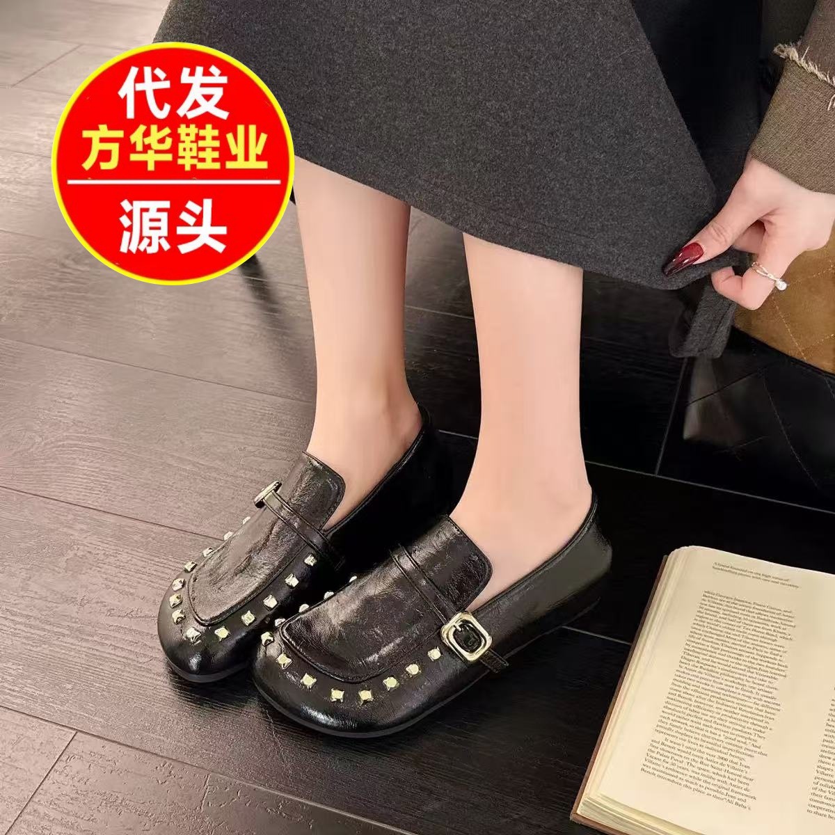 Retro remaches de un pie zapatos planos para mujeres primavera y verano de 2026 nuevos zapatos de cuero cuadrados y poco profundos.