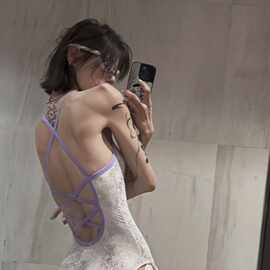 2026新款竞速连体三角泳衣女性感露背修身大包臀低叉专业运动泳装