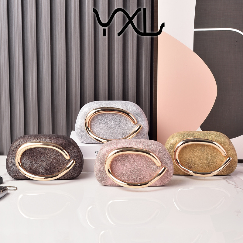 2025 nuevo bolso de cena de mango de metal retro de venta caliente transfronterizo embrague de PU degradado sentido de alta gama europeo y americano