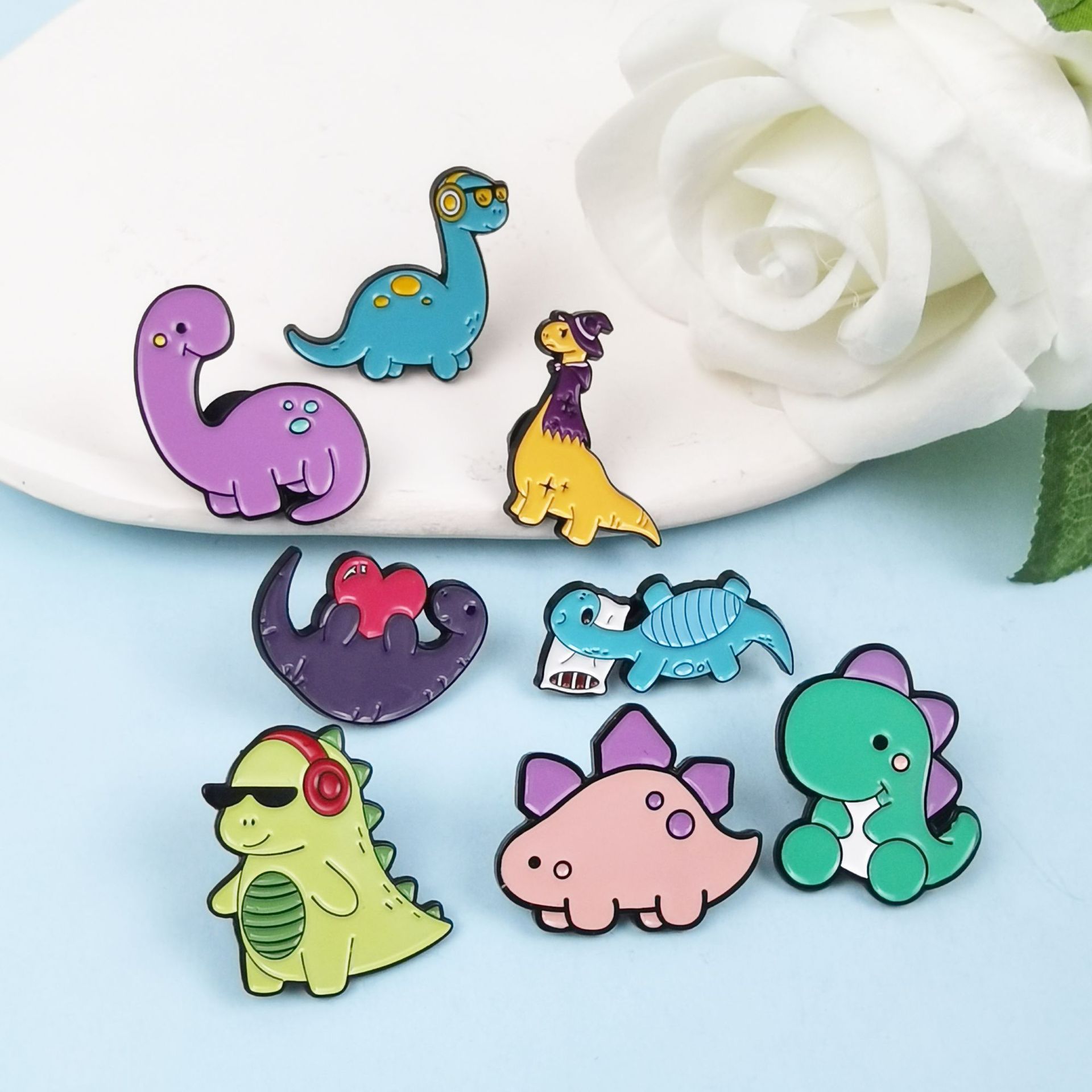 Lindo y lindo broche de dinosaurio pequeño, personalidad, estilo de dibujos animados, accesorios de mochila, accesorios de insignia de aleación de aceite de goteo de alfiler