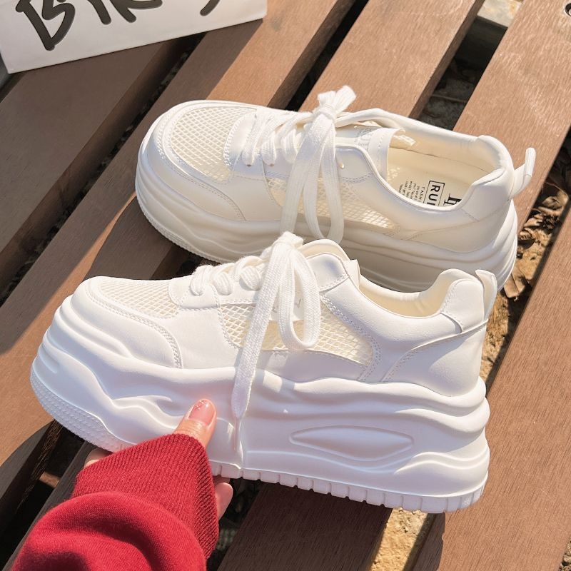 Zapatos blancos de malla gruesa para mujeres, verano de 2025 nuevos zapatos de skate transpirables, zapatos casuales ligeros transpirables para mujeres