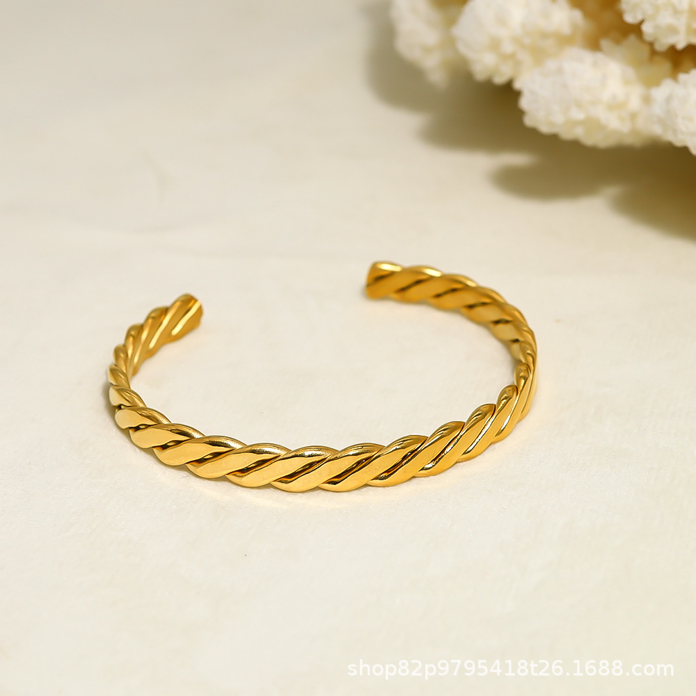 Ins pulsera de apertura de giro tejida en forma de C de galvanoplastia de oro real de acero inoxidable simple de todo fósforo transfronterizo decolora e impermeable