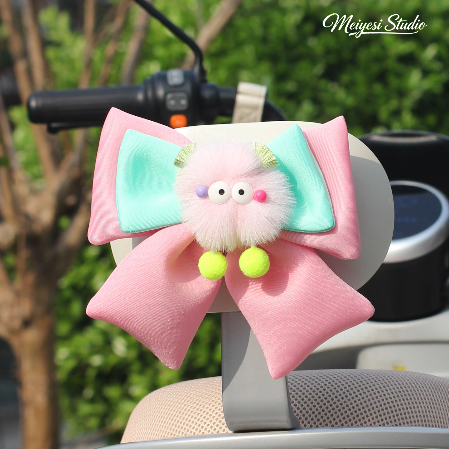 Auto eléctrico motorcicleta cabeza asiento trasero decoración arco lindo trenza monstruo coche eléctrico adornos asiento trasero pegatinas traseras