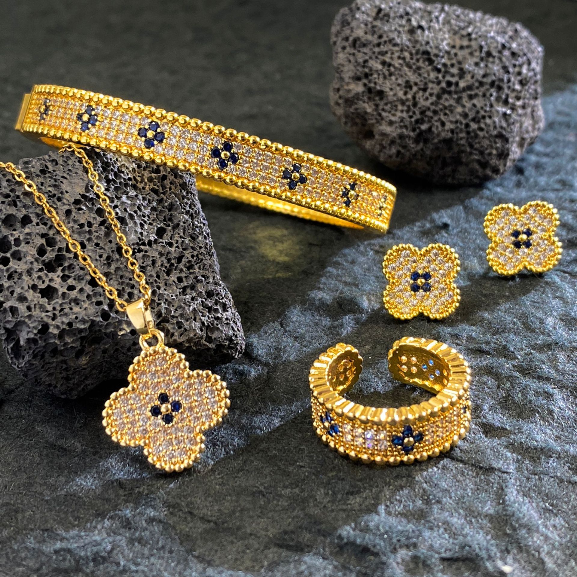 Necklace flower-shaped