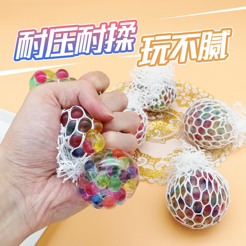 色の玉のブドウのボールはボールを発散します。|undefined