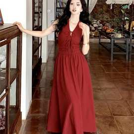 港风红色绑带挂脖连衣裙女2025夏季新款度假风收腰显大摆长裙子
