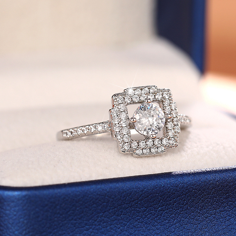 Engagement Ring With Flower Pattern And Zircon Stone For Women_voghion.com