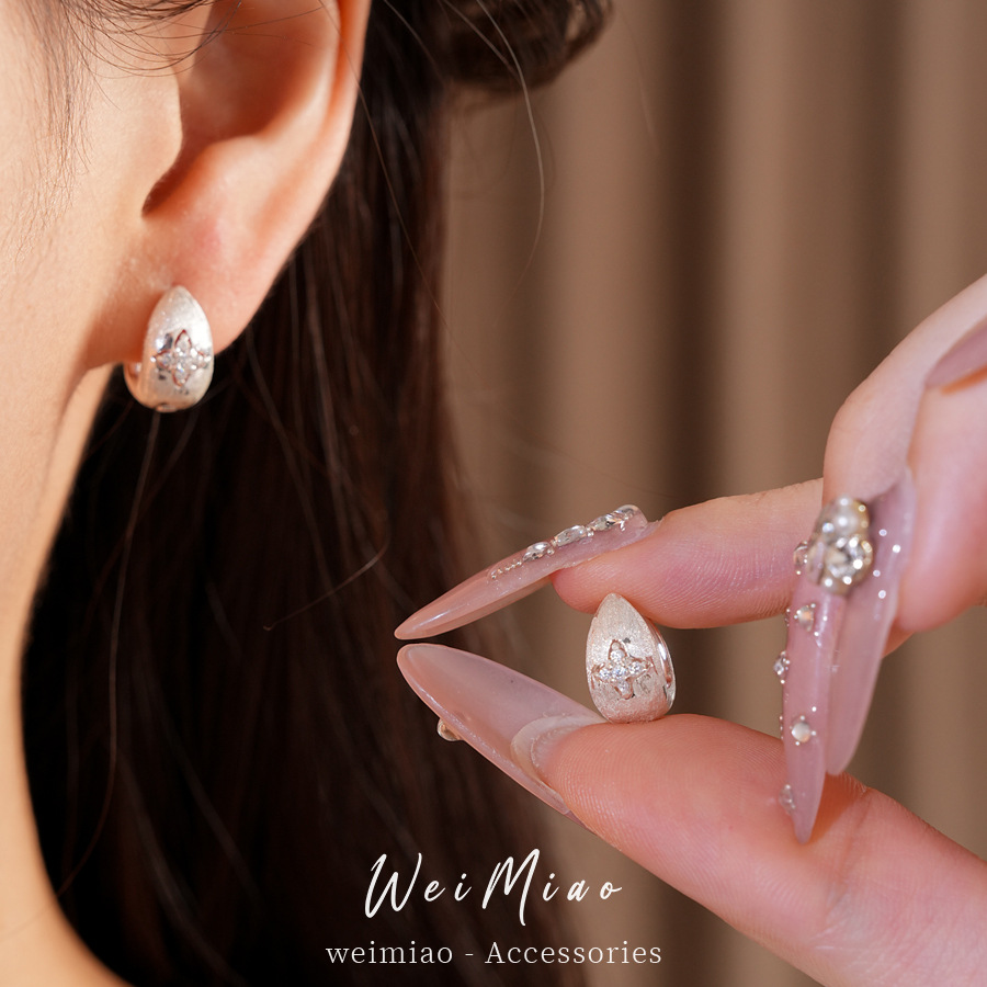 Zircon simple estrella de diamante perfiles redondos temperamento de personalidad de aire frío aretes ligeros de lujo alta sensación de auriculares al por mayor