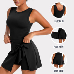 欧米の偽の2つの光防止テニスのスカートの女性のタイトな運動はやせています。