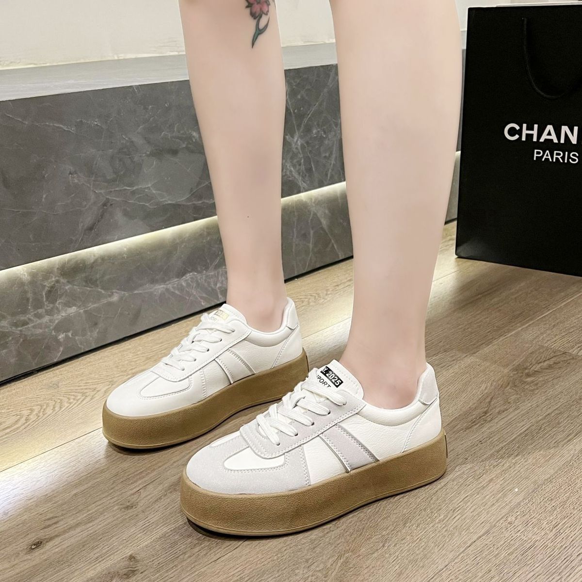 Zapatos de entrenamiento vintage de base gruesa para mujeres, primavera y otoño de 2025, nuevos zapatos de skate casuales de altura universal, zapatos deportivos blancos.