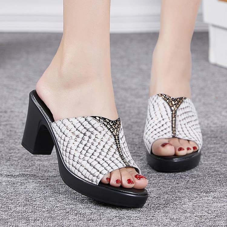 Verano ocio cómodo tacones altos zapatillas frías 2026 nuevo tipo de diamante serpenteante tacones gruesos zapatillas para mostrar temperamento versátil