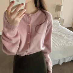 ピンクのニットのカーディガンの女性の春と秋の優しい風のアライグマの絨毯の高級感の短いセーターのオーバーの小さい上着