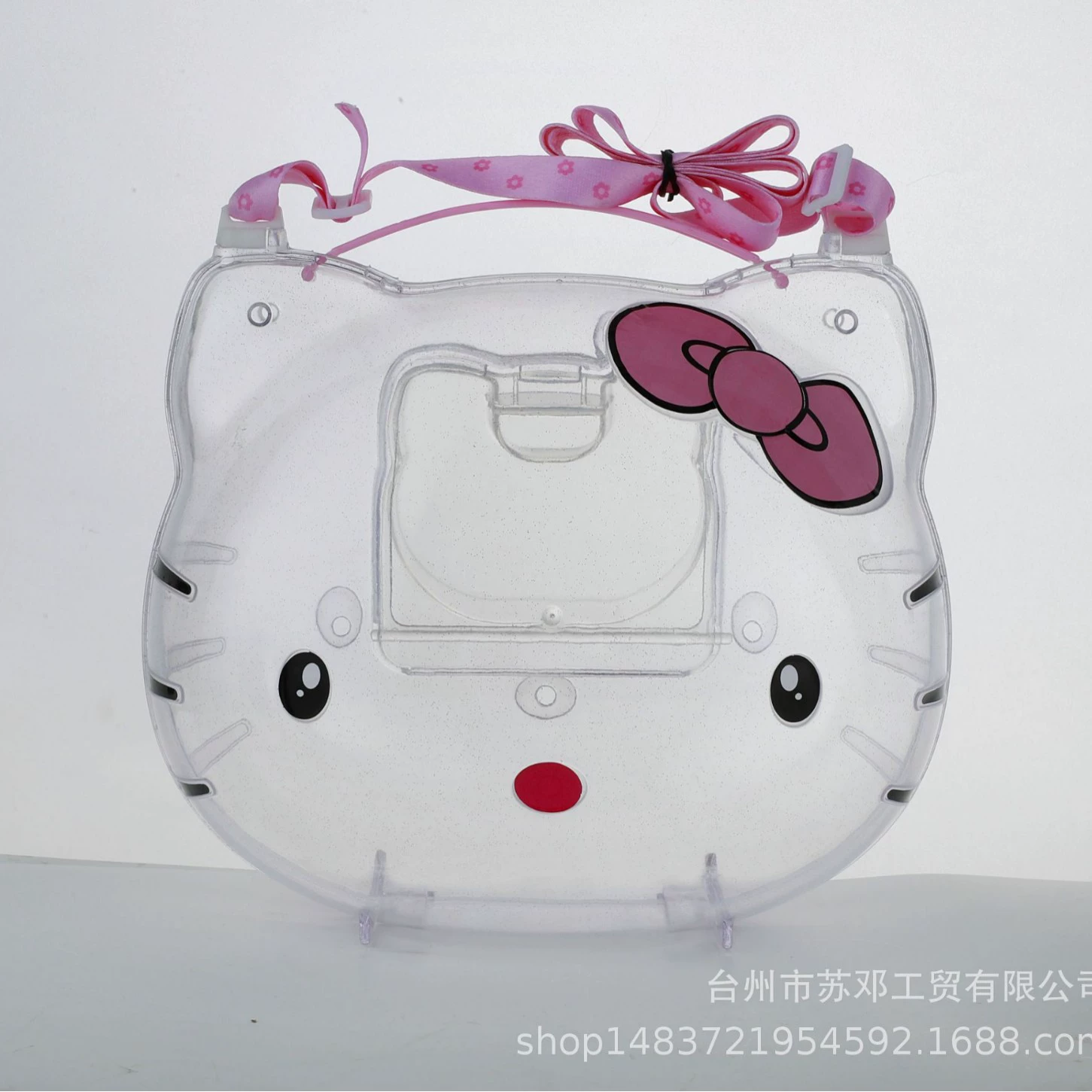 Маленькая милая кошка выходит из клетки