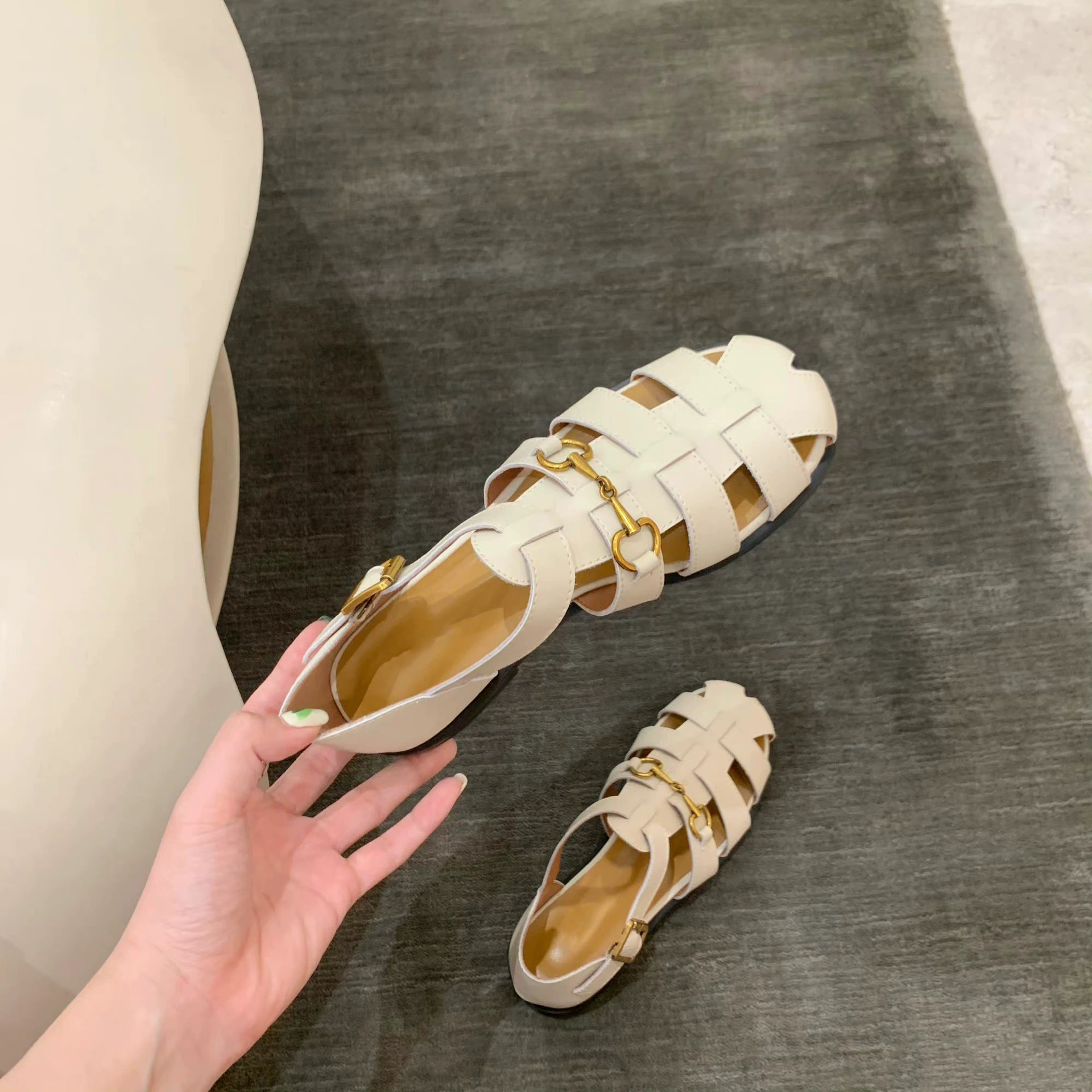 Новые стильные тканые универсальные ретро-сандалии из овчины с одной пряжкой и полыми римскими сандалиями, женские летние французские сандалии на плоской подошве из натуральной кожи