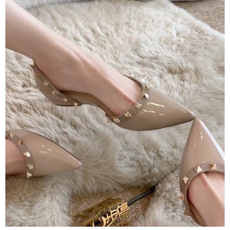 [in Stock] Nude Color Hidden Heel 2026 New Model Side Cutout Pointed Toe Slimming Rivet Versatile Sexy Shallow Mouth Women's Pumps